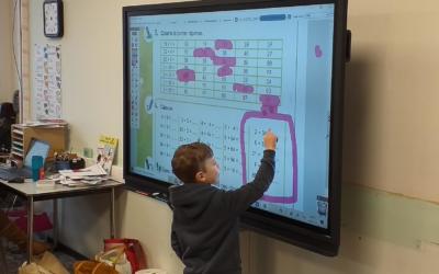 Un nouvel écran interactif dans la classe de Madame Marie (2C).