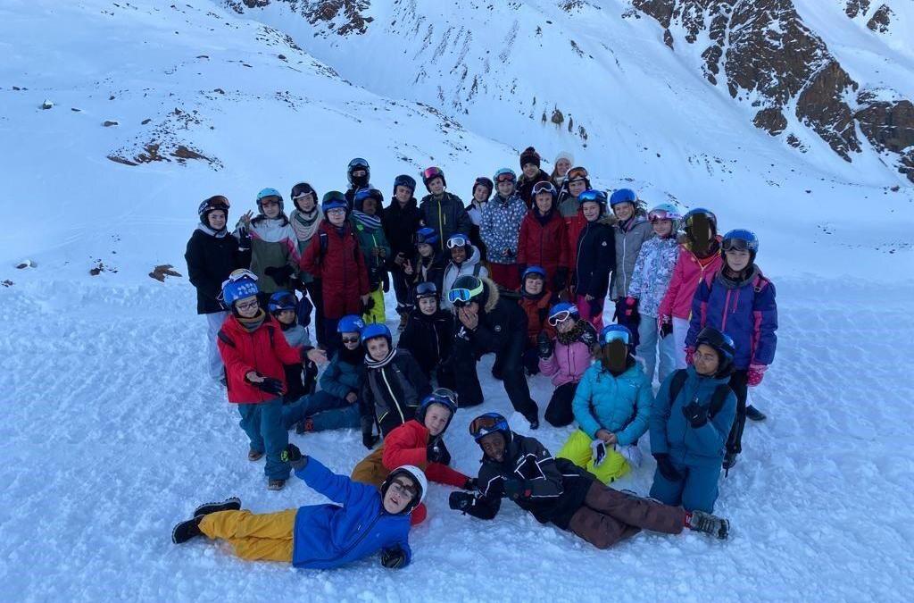 Nos 3 classes de sixième année Primaire skient en Italie !