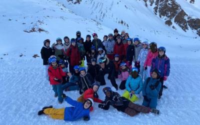 Nos 3 classes de sixième année Primaire skient en Italie !