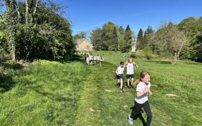 Quelle chance d’avoir de tels espaces naturels dans l’école pour courir tous ensemble !